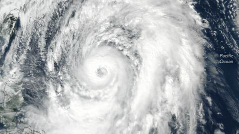 Tor ruchu i siła porywów wiatru tajfunu Lan