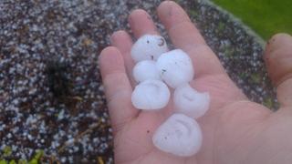 godzina 6.30 dość intensywne gradobicie trwające około 10 minut, kulki średnicy 1-2 cm