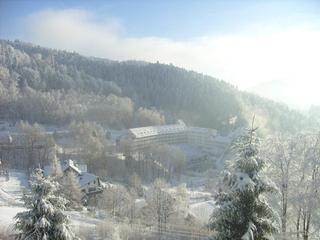 W Beskidach piękna zima-pada śnieg.