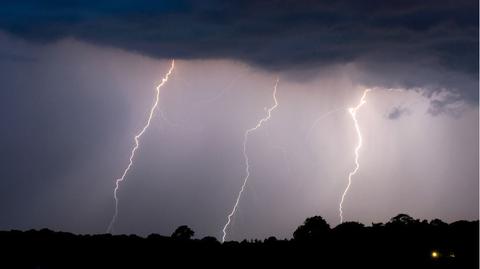 Klimatolog o zjawiskach atmosferycznych nad Polską (TVN24)