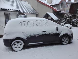 W trosce o zdrowie autka a zwłaszcza o stan akumulatora w czasie niskich temperatur Matka Natura przykryła je kołderką białego puchu.