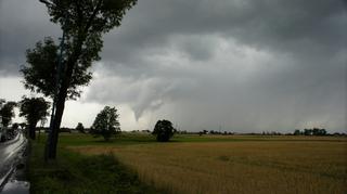 Trąba ok. godz.12.40 próbowała utworzyć się nad Tychami. Zjawisko trwało kilka minut. Nadszedł krótki front z wyładowaniami atmosferycznymi. Chmura przeszła w kierunku południowo wschodnim.