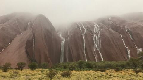 Wodospady na australijskiej formacji skalnej Uluru