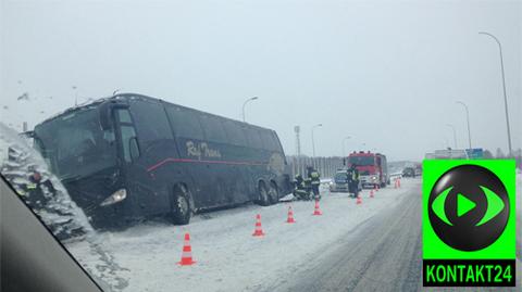 Autobus wpadł w poślizg, uwięzionych 55 pasażerów (TVN24)