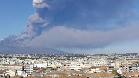 "Chmura dymu szła w stronę miasta". Wybuchła Etna
