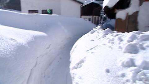 Śnieżne tunele w Zwardoniu (TVN24)