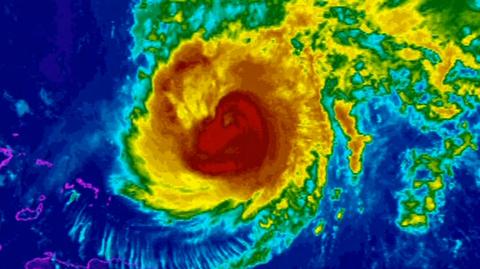 Zdjęcie satelitarne przedstawiające nacierający na Bermudy huragan Gonzalo 