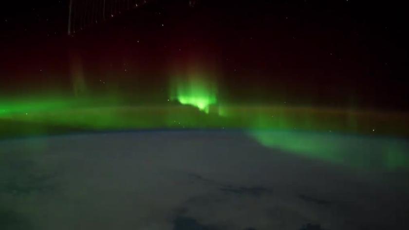 ISS przeleciała przez zieloną poświatę zorzy polarnej