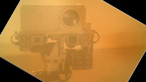 Działanie ramienia łazika Curiosity (NASA/JPL-Caltech)