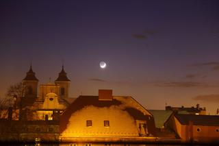 Kometa Panstarrs sfotografowana z centrum Leszna (Wielkopolska) w dniu 15 marca 2013 godz. 19:11.
Aparat Canon 6D, obiektyw Canon 24-105 f4 ustawiony na 105mm.
Obiekt dobrze widoczny przez lornetkę 7x50.