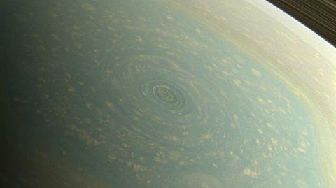 Jak wygląda i tworzy się burza na Saturnie?