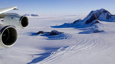 Przelot nad Antarktydą