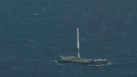 Lądowanie rakiety Falcon 9 na barce na Atlantyku