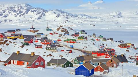 Kierunek spływania wody z topniejących lodowców na Grenlandii