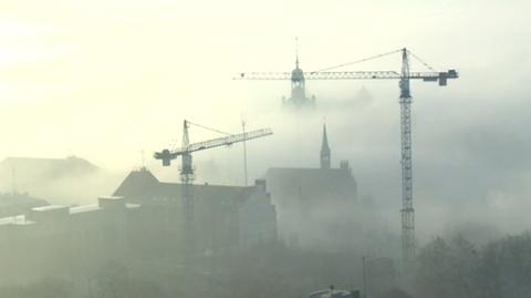 Bajeczna mgła nad miastem, w którym słońce wstaje najpóźniej (TVN24)