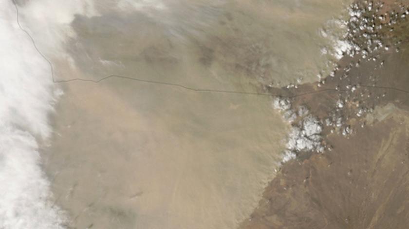 Potężna burza pyłowa widziana z Kosmosu