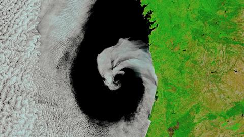 Widok cyklonu przy wybrzeżu Portugalii