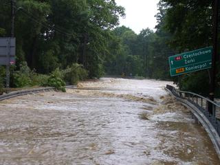 powódź po kilkugodzinnej ulewie w Lelowie, widok na drogę nr 46 w kierunku Częstochowy,  poziom rzeki Białki podniósł się ok. 4-5 metrów