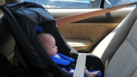 Co robić, gdy podczas upału widzimy dziecko samo w samochodzie?