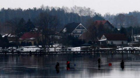 W czasie odwilży lód na jeziorach "nie jest pewny" (TVN24)
