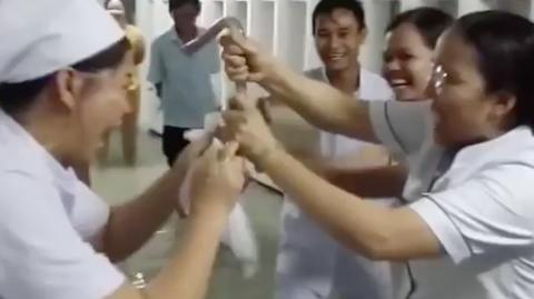 Pielęgniarki w Wietnamie łowią węgorze