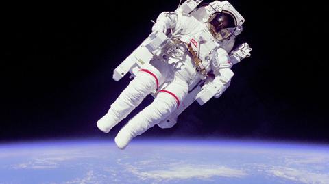 Astronauta Chris Hadfield szykuje się do snu
