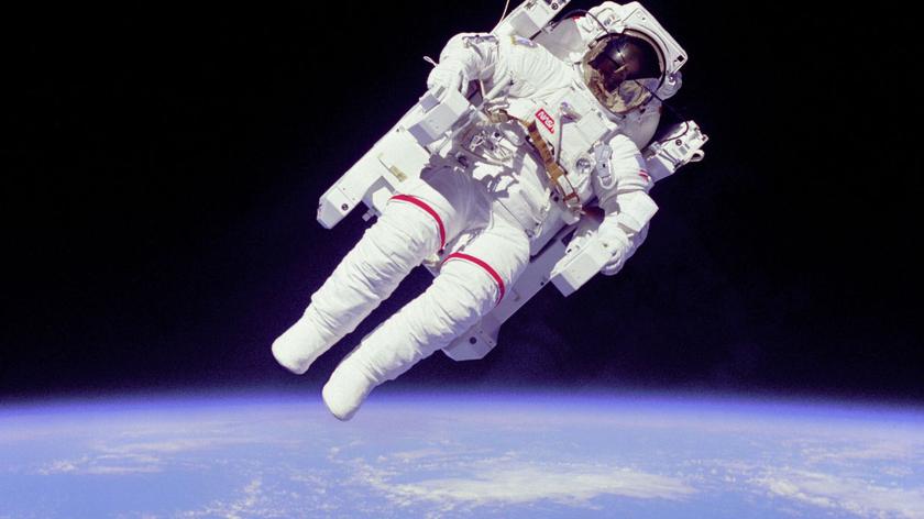 Astronauta Chris Hadfield szykuje się do snu