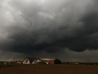 Do południa padał spokojnie deszcz, lecz potem dołączył wiatr i pogoda stała się bardziej dynamiczna. Co jakiś czas pada deszcz, wiatr przyniósł też chmury burzowe i z gradem, na szczęście grad padał krótko, choć intensywnie. Właśnie przeszła taka...