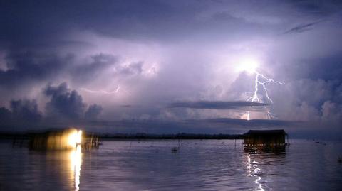 Pioruny Catatumbo nad jeziorem Maracaibo w Wenezueli