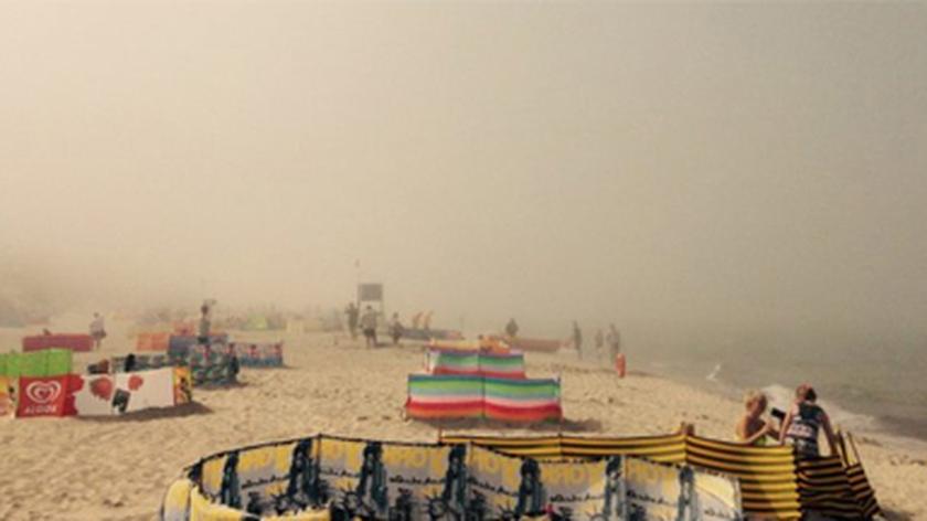 Gęsta mgła na plaży
