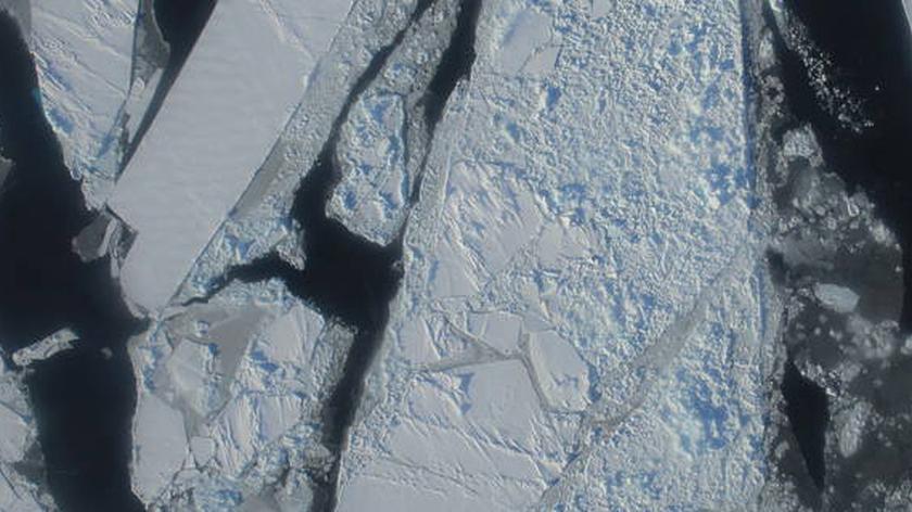Zmiana powierzchni lodu na wodach arktycznych