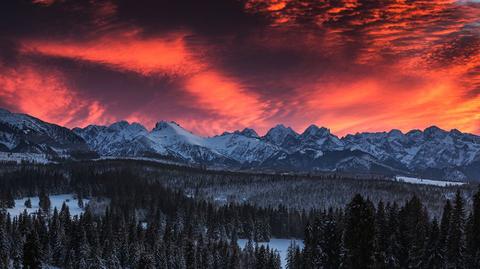 Czerwony zachód słońca nad Tatrami
