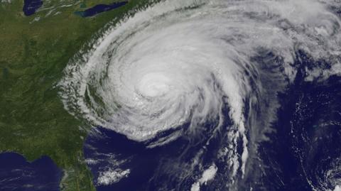 Animacja przedstawia przesuwanie się huraganu Simon w kanale podczerwonym