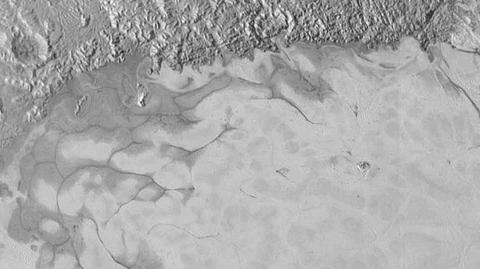 Symulacja przelotu nad dwoma regionami Plutona: północno-zachodnia Równina Sputnika i Góry Hillary