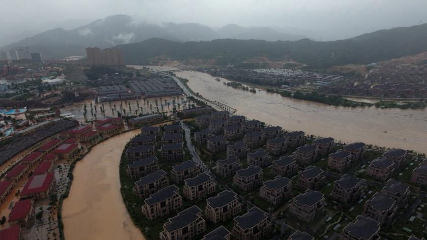 Zniszczenia po przejściu tajfunu w Chinach