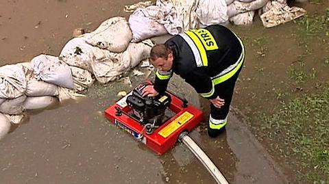 Strażacy walczą z nadmiarem wody w gminie Siewierz na Śląsku (TVN24)