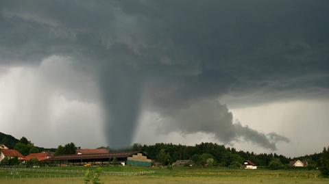 Wypietrzone komórki burzowe, w których powstały tornada widziane z satelity (NASA)