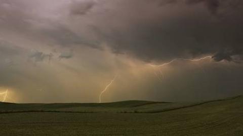 W nocy możliwe są przelotne opady deszczu i lokalne burze