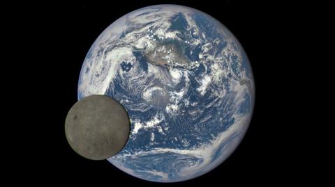 Sonda DSCOVR pokazała ciemną stronę Księżyca i to na tle Ziemi