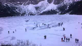 Widok ze schroniska na Morskie oko skute lodem