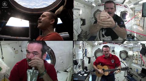 Chris Hadfield żegna się z ISS (Canadian Space Agency)