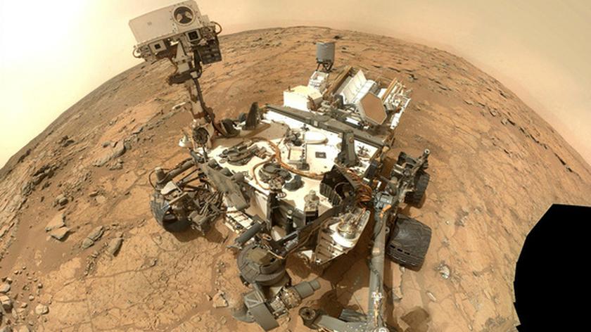 Łazik Curiosity nadal "pełza" po powierzchni Czerwonej Planety