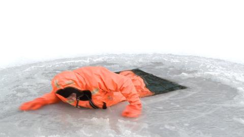Jak wydostać się z wody, kiedy załamie się pod nami lód