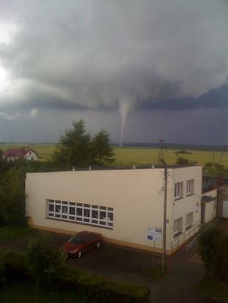 Dnia 14 lipca 2012 r. około godz. 19.00 w Gurczu(wioska niedaleko Kwidzyna ) utworzyło się Tornado, które szło polami w stronę Sztumu. Po drodze widziałam jak w poblizu wsi Jałowiec unosiły sie w powietrzu deski ... myslę, że to mogły być części...