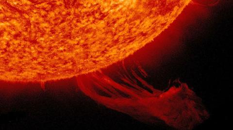 Słońce wypuściło z siebie gigantyczną protuberancję (NASA, helioviewer.org)