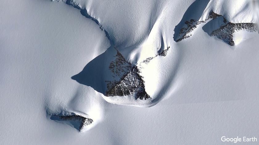 Góra w kształcie piramidy na Antarktydzie