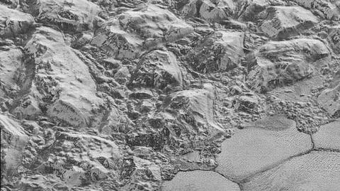 Symulacja przelotu nad dwoma regionami Plutona: północno-zachodnia Równina Sputnika i Góry Hillary