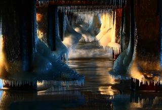 Mroźna zima nad Bałtykiem, Molo w Ustroniu Morskim  to widok niesamowity. Molo w soplach i woda skuta lodem robią niezwykłe wrażenie. przyozdobione soplami, w śnieżnej szacie niezwykłych lodowych dekoracji .
