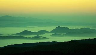 Pieniny i Tatry widziane o świcie ze szczytu Radziejowej (Beskid Sądecki)