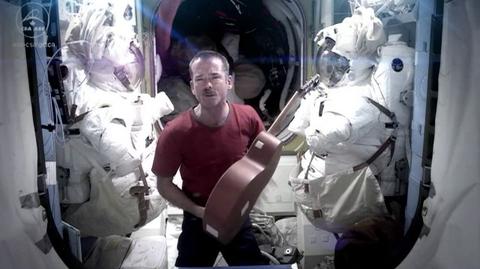 Chris Hadfield o pięknie kosmosu (TVN24)